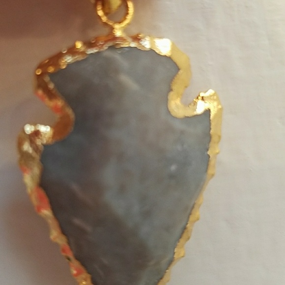 Stunning gold plated Arrow pendant - Picture 3 of 4